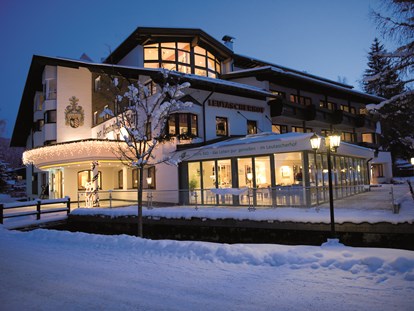 Naturhotel - Aktivurlaub möglich - Hotel Winter Außenaufhnahme - Biohotel Leutascherhof