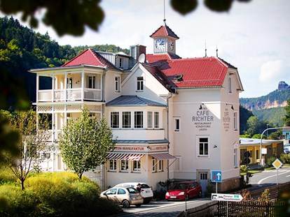 Naturhotel - Wärmerückgewinnung - Villa Thusnelda - hier befindet sich das Café Richter mit Blick auf die Elbe sowie zwei Premium-Apartments in den oberen Etagen - Bio- & Nationalpark-Refugium Schmilka