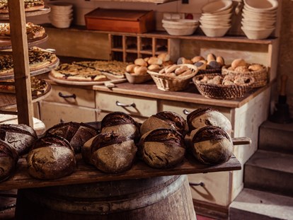 Naturhotel - Verpflegung: Frühstück - Täglich frisches Brot, Brötchen sowie süße und herzhafte, wagenradgroße Kuchen kommen aus unserer hauseigenen Mühlenbäckerei - Bio- & Nationalpark-Refugium Schmilka