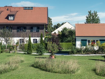 Naturhotel - Recyclingpapier - Seitenansicht Biohotel Schlossgut Oberambach - Schlossgut Oberambach