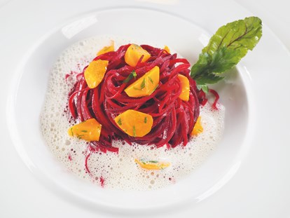 Naturhotel - Veganes Demeter-Gericht: Rote-Bete-Spaghetti an feiner Mandelsoße - BIO-Adler im schönen Allgäu
