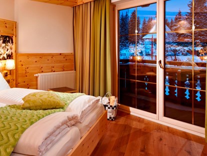 Naturhotel - Gut schlafen im Zirbenzimmer mit Naturholzmöbeln - Biohotel Castello
