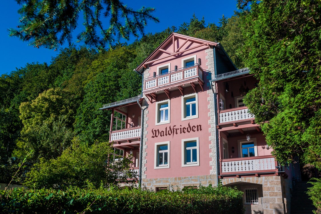 Biohotel: das Bio-Hotel Villa Waldfrieden mit 8 Themenzimmern, in denen man eine kleine Weltreise machen kann  - Bio- & Nationalpark-Refugium Schmilka