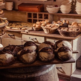 Biohotel: Täglich frisches Brot, Brötchen sowie süße und herzhafte, wagenradgroße Kuchen kommen aus unserer hauseigenen Mühlenbäckerei - Bio- & Nationalpark-Refugium Schmilka