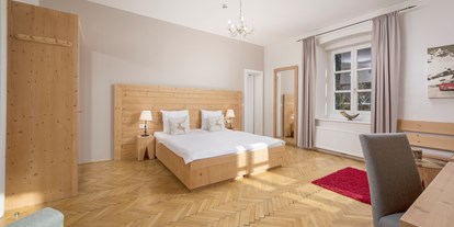 Naturhotel - Tirol - Doppelzimmer der L-Kategorie bieten ausreichend Platz für Ruhe und erholsamen Schlaf - Q! Resort Health & Spa Kitzbühel