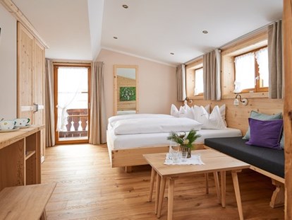 Naturhotel - Unsere Wohlfühlzimmer sind ausgestattet mit handgemachten Möbeln der Schreinerei Alt im Allgäu. - Biohotel Walserstuba