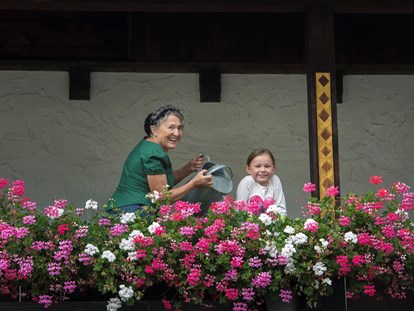 Naturhotel - Seniorchefin Ulrike bei der Pflege der Blumenpracht. - Biohotel Walserstuba
