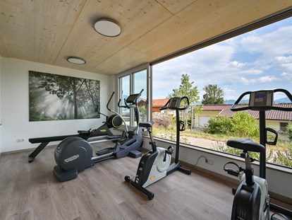 Naturhotel - Verpflegung: Frühstück - Hotel-Fitness-Studio für Sport und Workout mit Blick zu den Bergen - Biohotel Eggensberger
