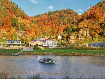 Naturhotel - Allergiker-Zimmer - Der Herbst taucht Schmilka und die Sächsische Schweiz in eine rot-gelbe Farbenpracht - Bio- & Nationalpark-Refugium Schmilka