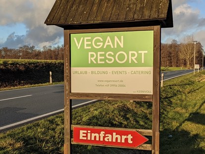 Naturhotel - Biologisch abbaubare Reinigungsmittel - Einfahrt von der Landstrasse 20 - Vegan Resort