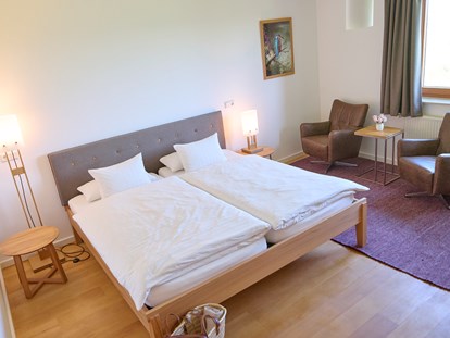 Naturhotel - Komfort-Zimmer mit Betten in Übergröße - BioWeingut & Landhotel Gänz