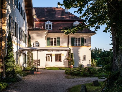 Naturhotel - Aktivurlaub möglich - Haupteingang Biohotel Schlossgut Oberambach - Schlossgut Oberambach